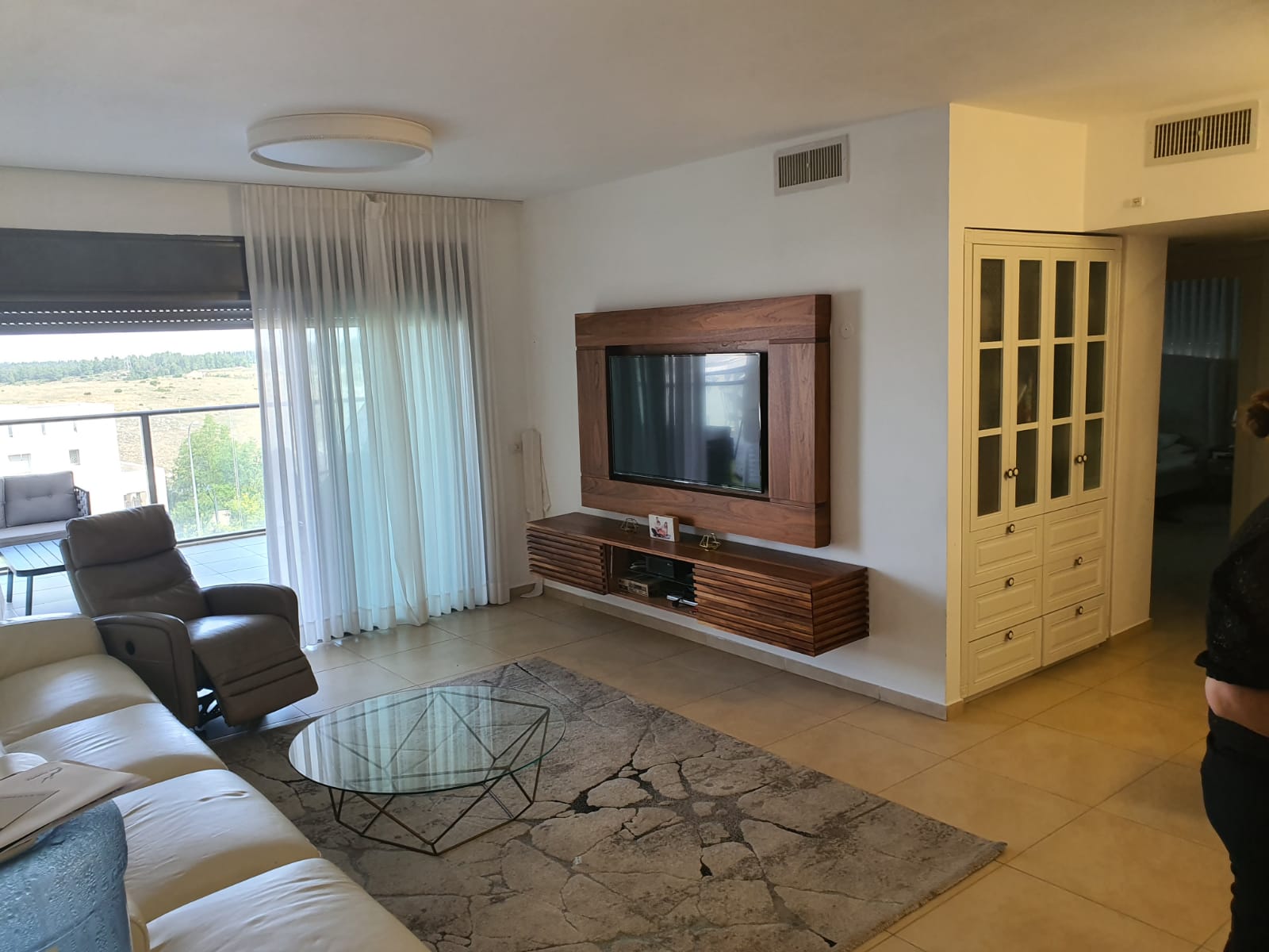 סלון עם ספה, כיסא וטלוויזיה.