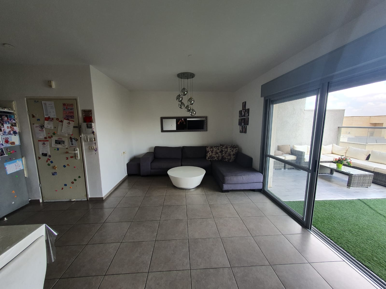 סלון עם ספה ושולחן קפה