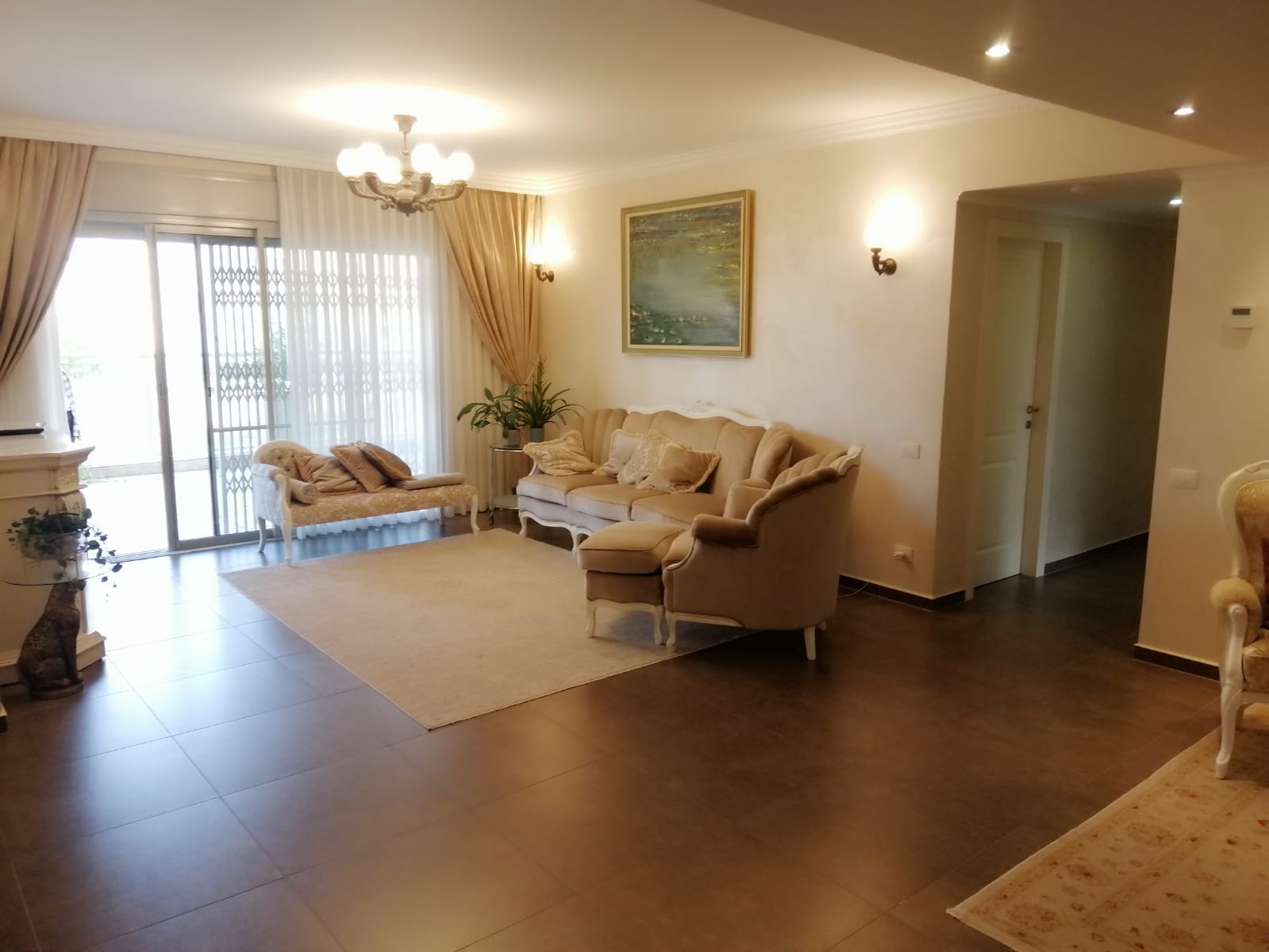 סלון עם ספה, כיסאות ואח.