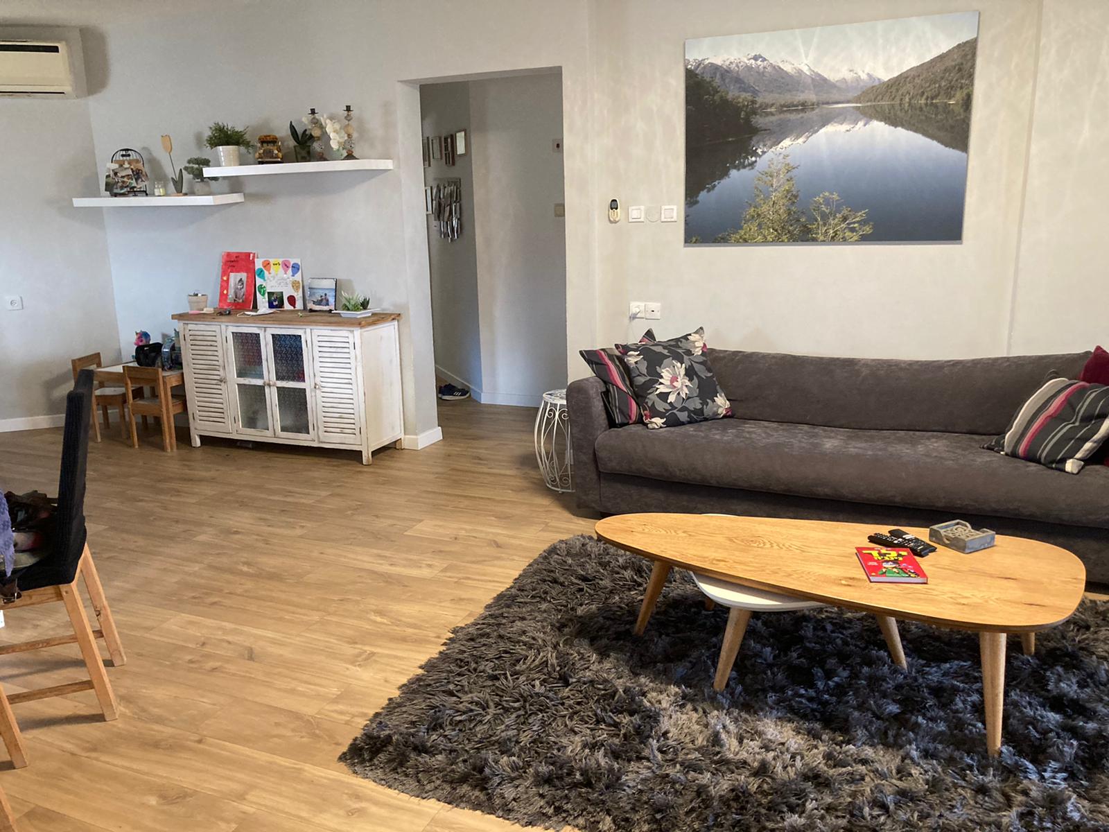 סלון עם ספה, שולחן קפה ושטיח.