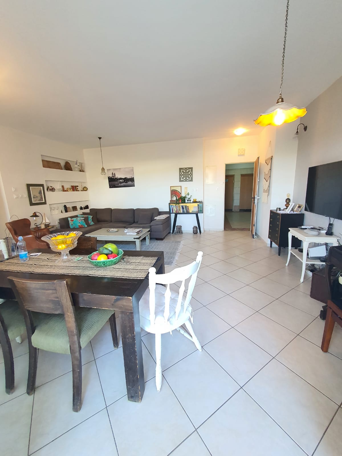 סלון עם שולחן וכיסאות וספה.