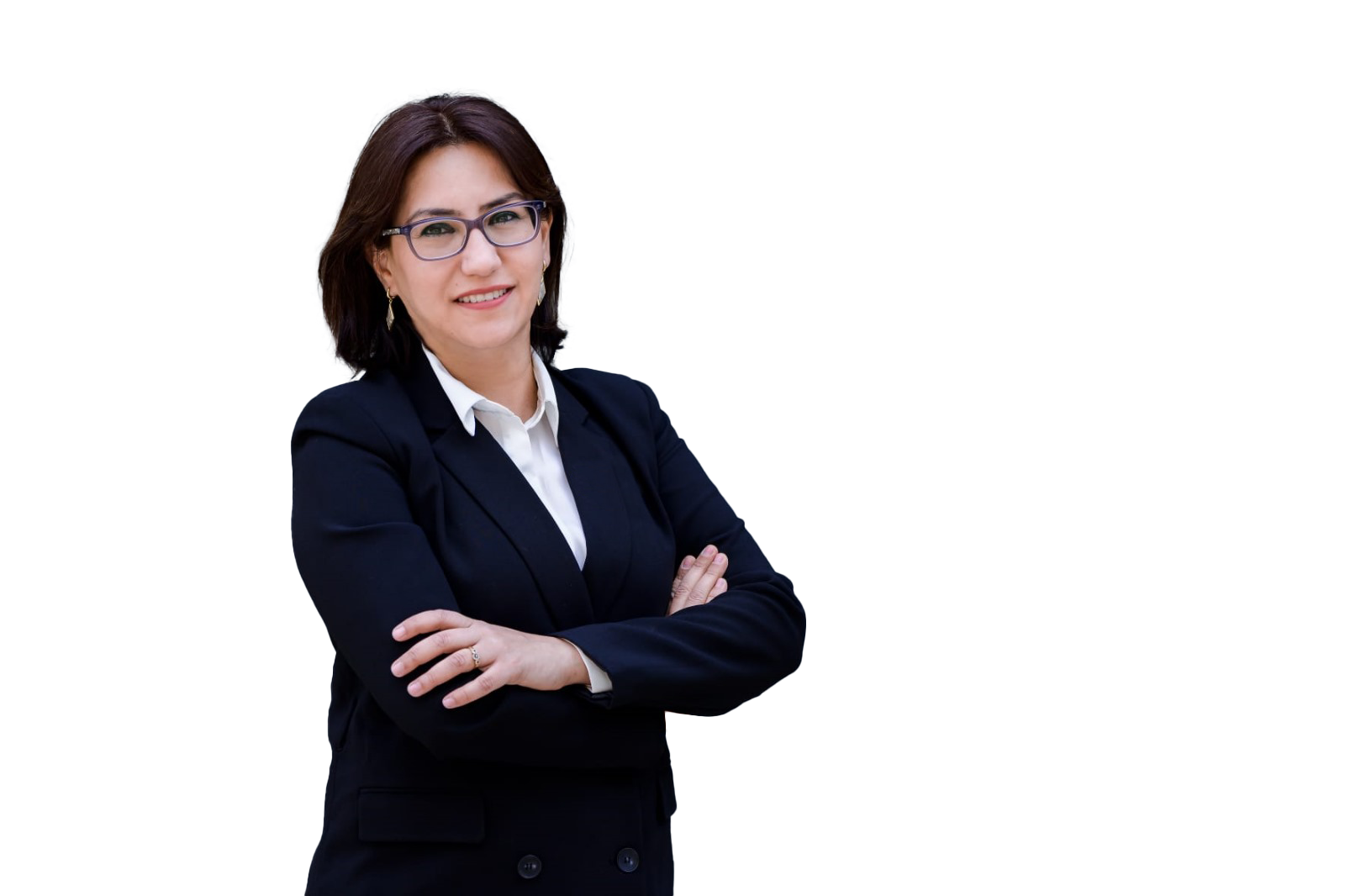 אישה מרכיבה משקפיים וז'קט שחור עומדת מול רקע לבן.