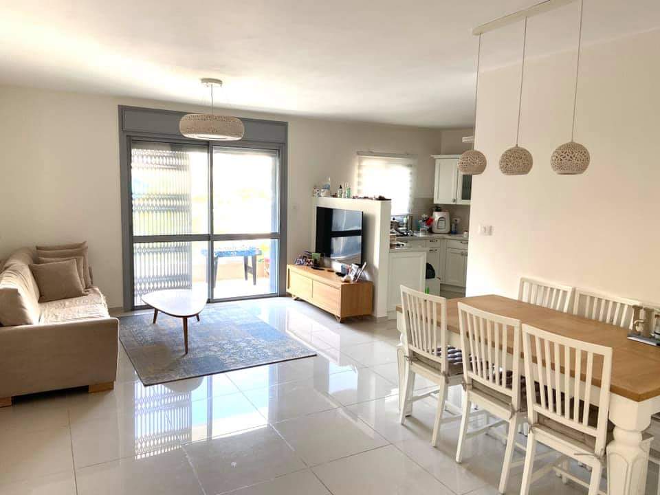 סלון עם ספה, שולחן וכיסאות.