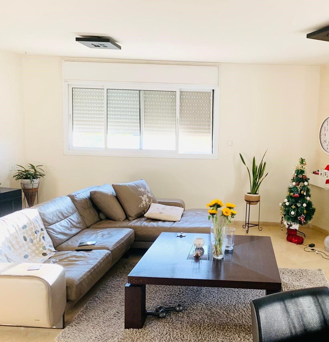 סלון עם ספה ושולחן קפה