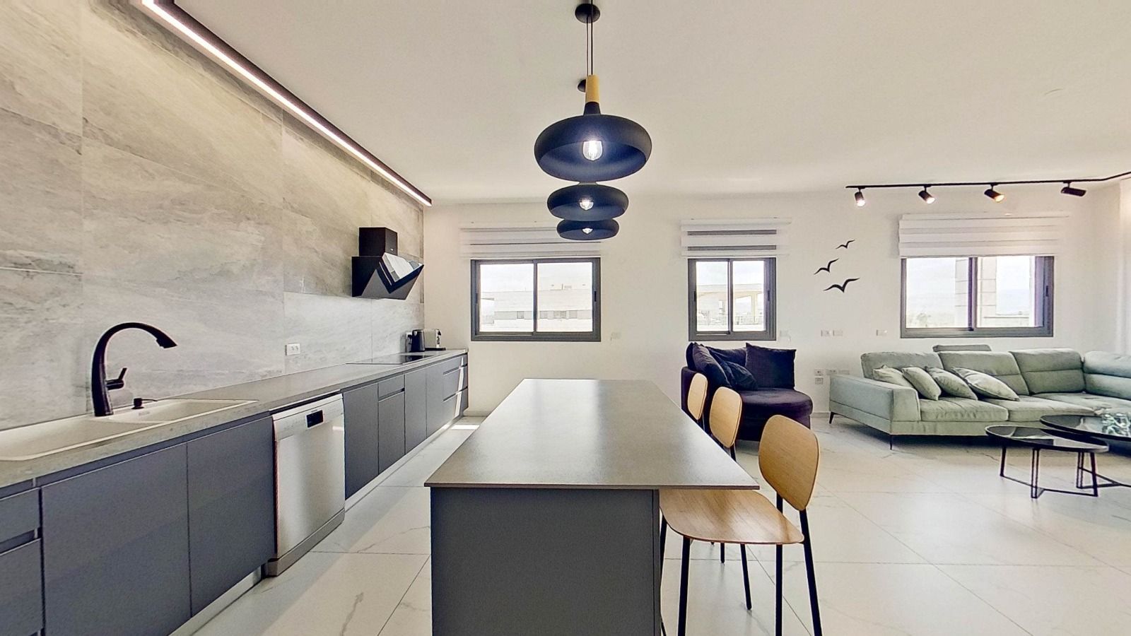 מטבח עם אי גדול באמצע החדר