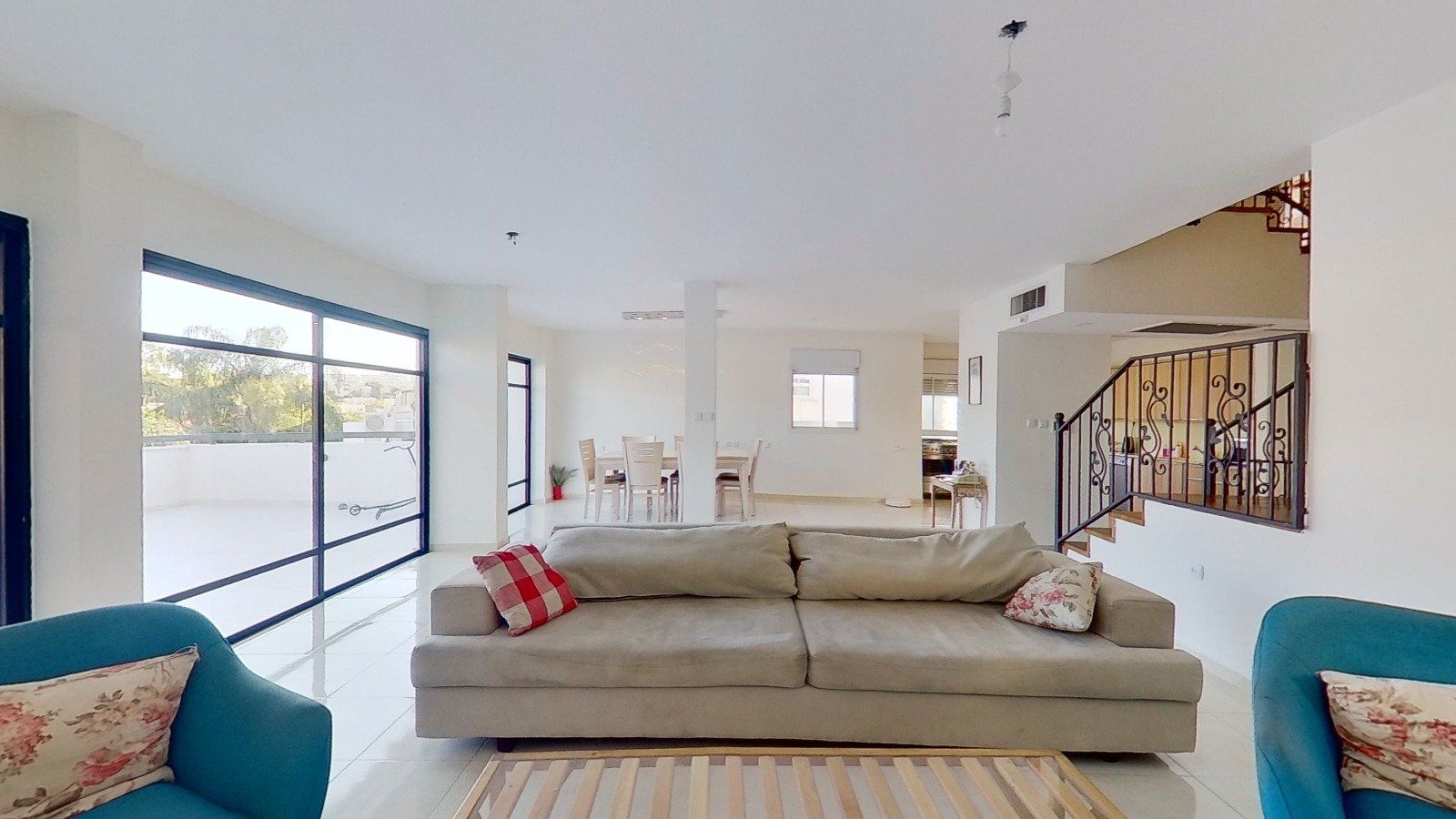 סלון עם ספה, כיסאות ושטיח.