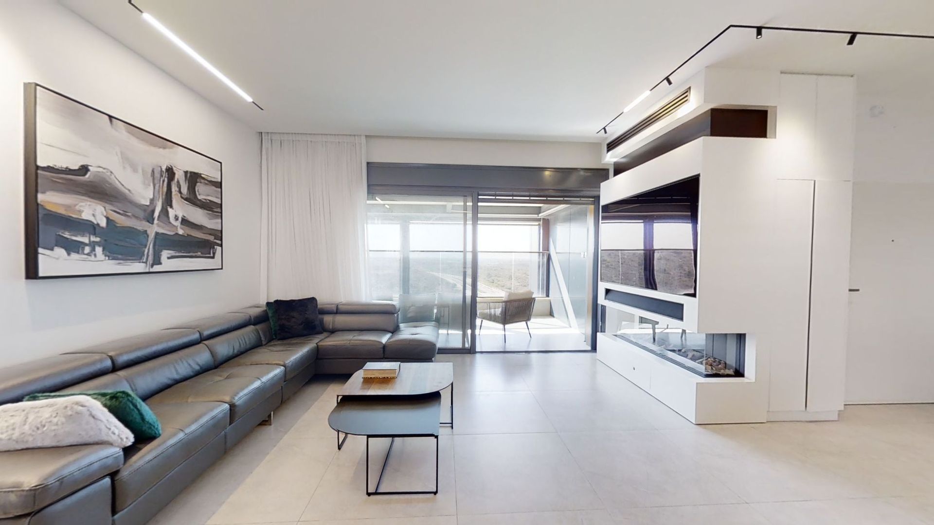 סלון עם ספה, שולחן קפה וטלוויזיה.