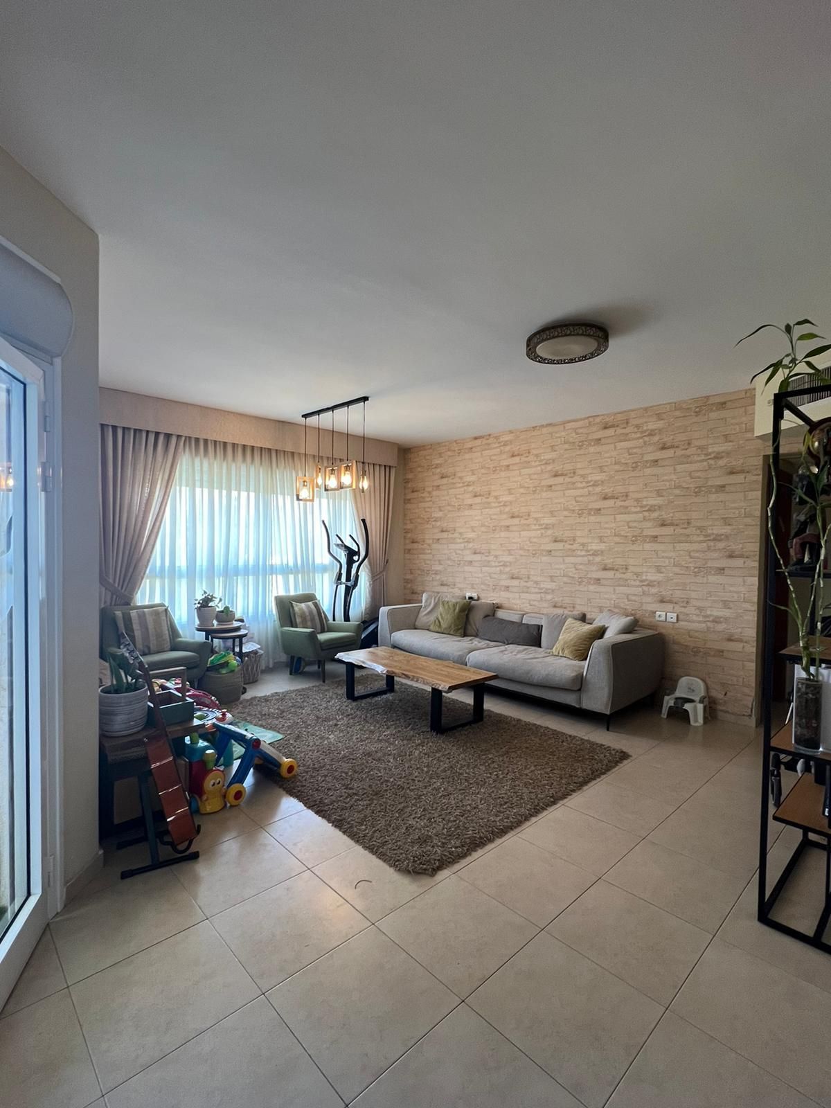 סלון עם ספה, כיסאות ושטיח.