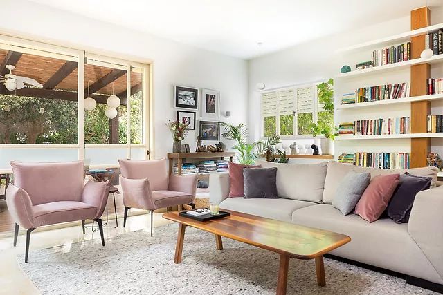 סלון עם ספה, כיסאות ושולחן קפה.