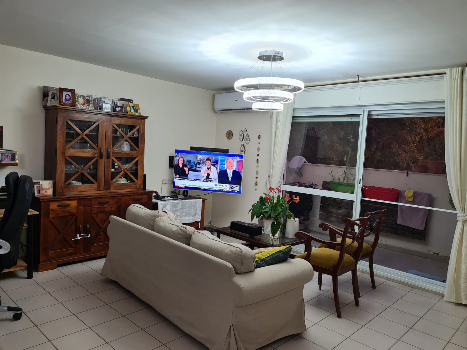 סלון עם ספה, כיסאות וטלוויזיה.