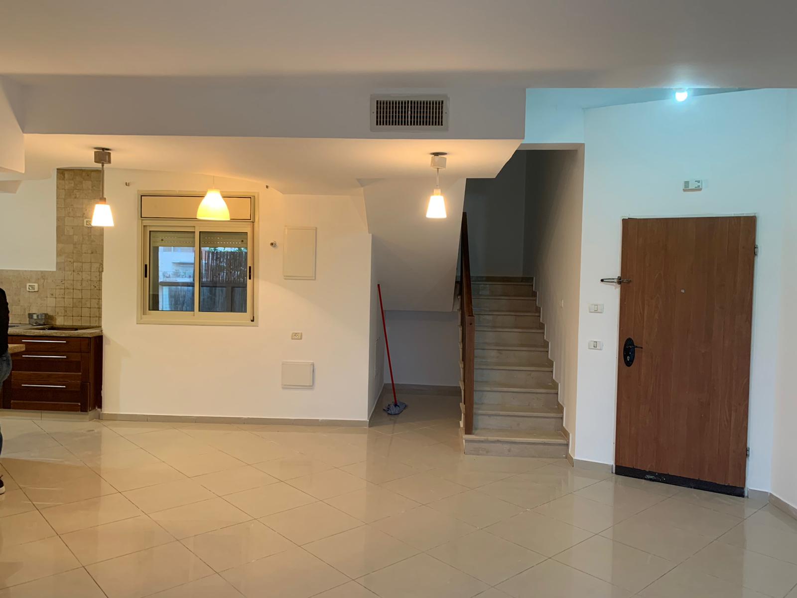 יש גרם מדרגות המוביל לקומה השנייה של הבית.