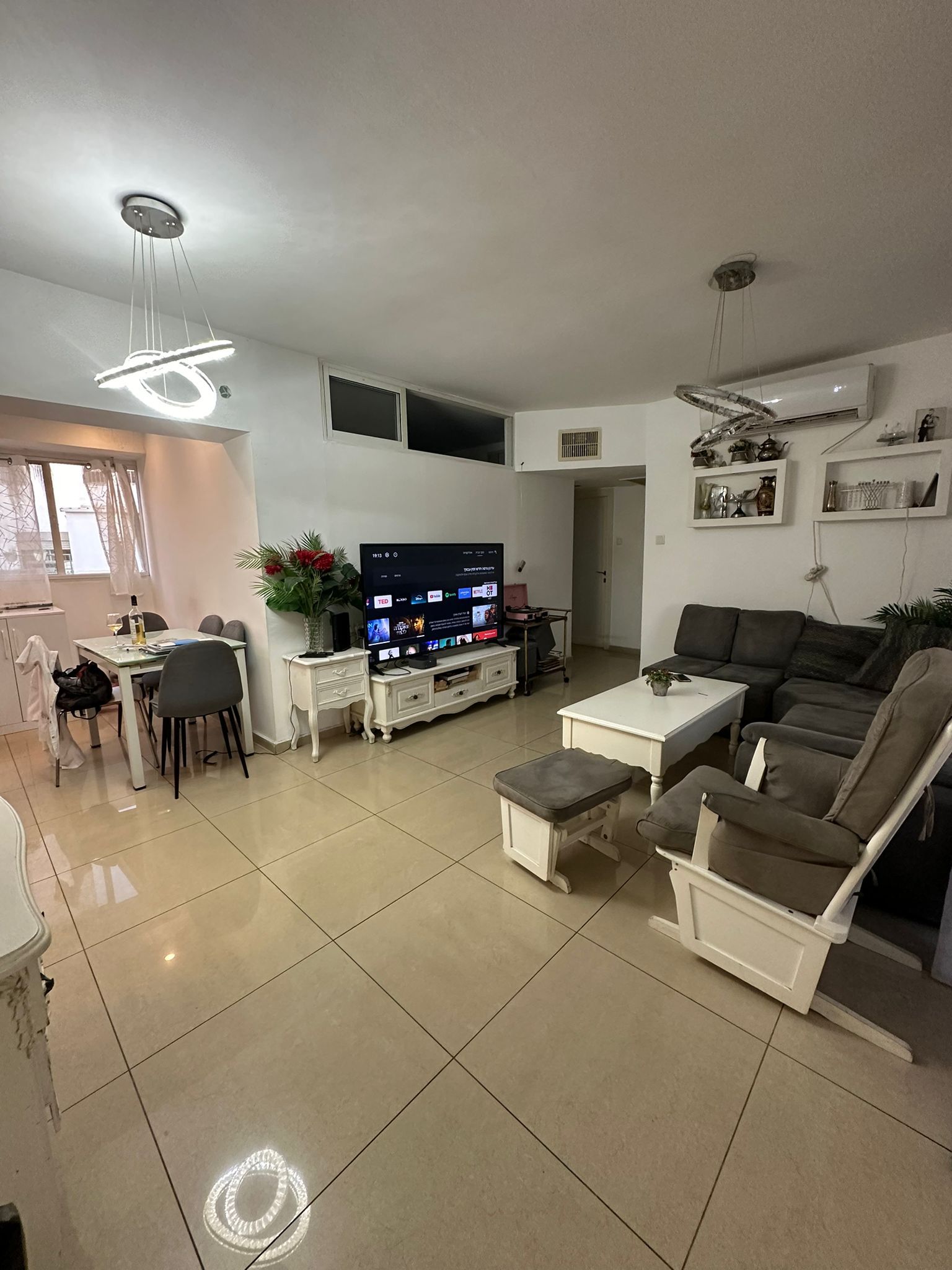 סלון מלא ברהיטים וטלוויזיה.