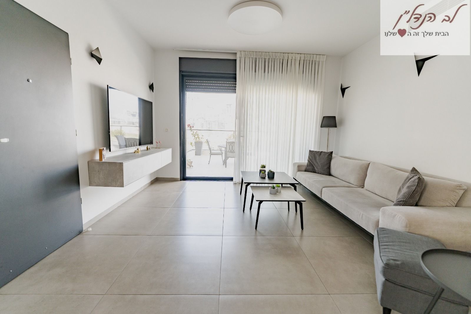 סלון עם ספה ושני שולחנות קפה