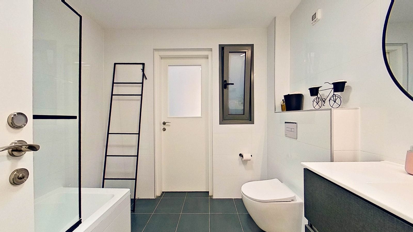 חדר רחצה עם שירותים, כיור, אמבטיה ומראה.