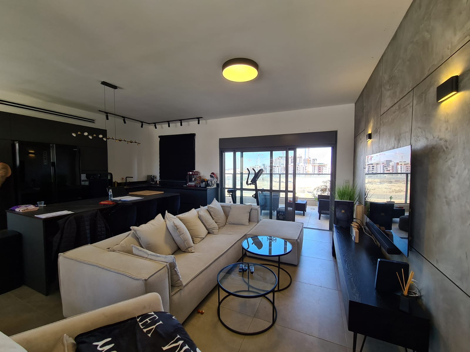 סלון עם ספה, שולחן וטלוויזיה.