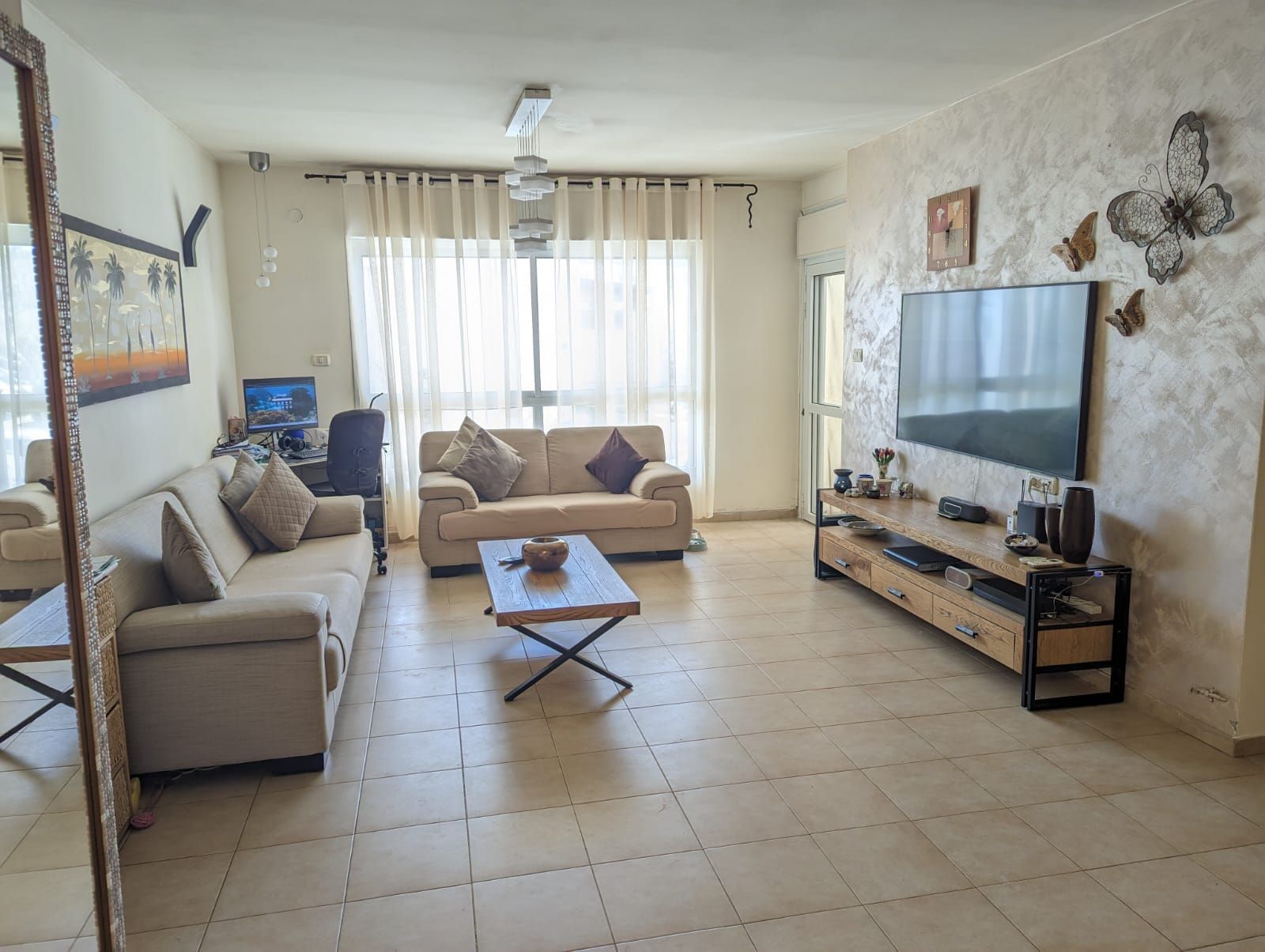 סלון עם ספה, שולחן קפה וטלוויזיה.