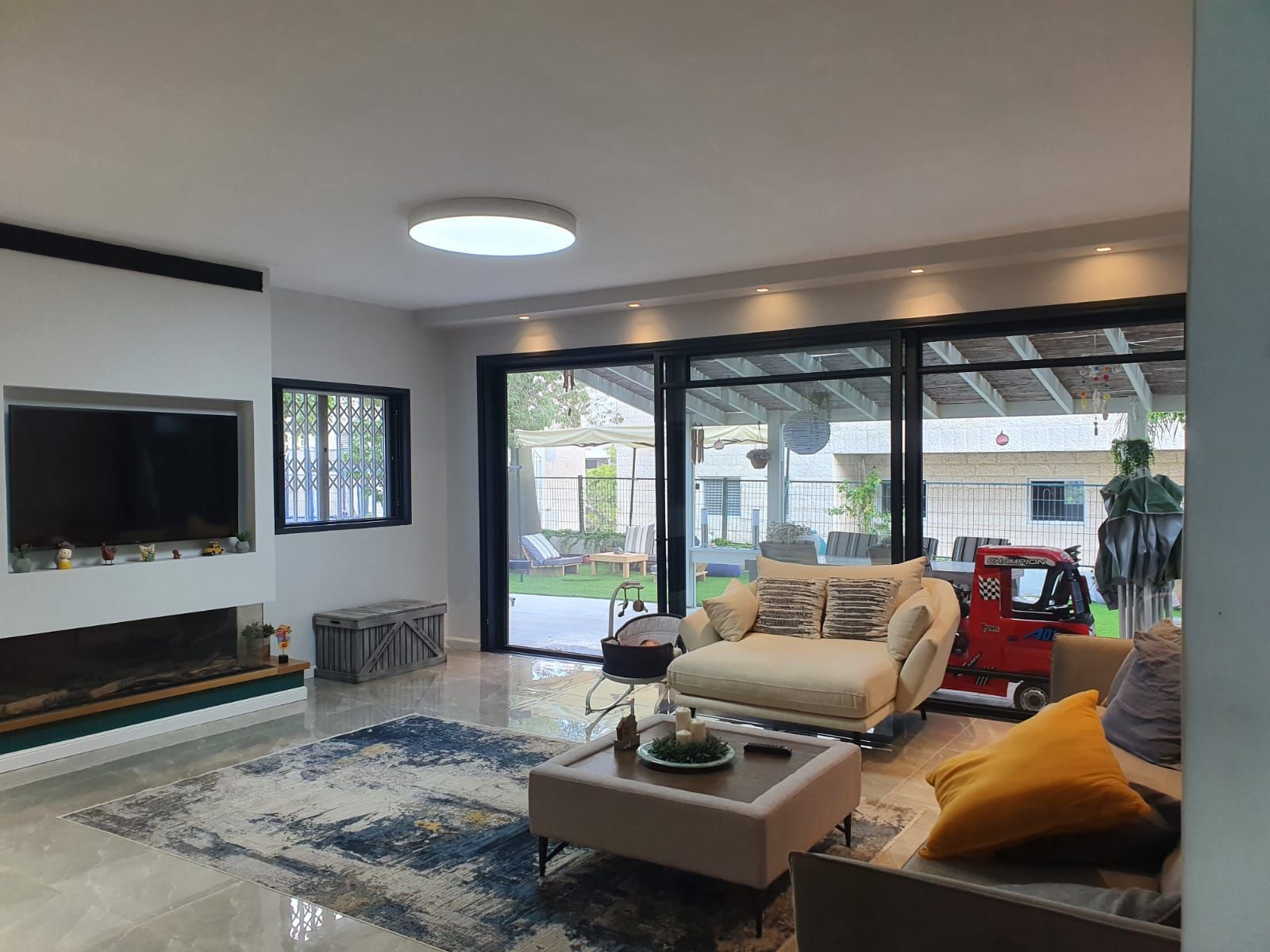 סלון מלא ברהיטים וטלוויזיה.