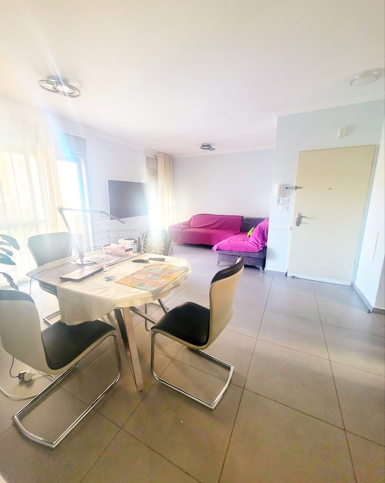 סלון עם שולחן וכיסאות וספה.