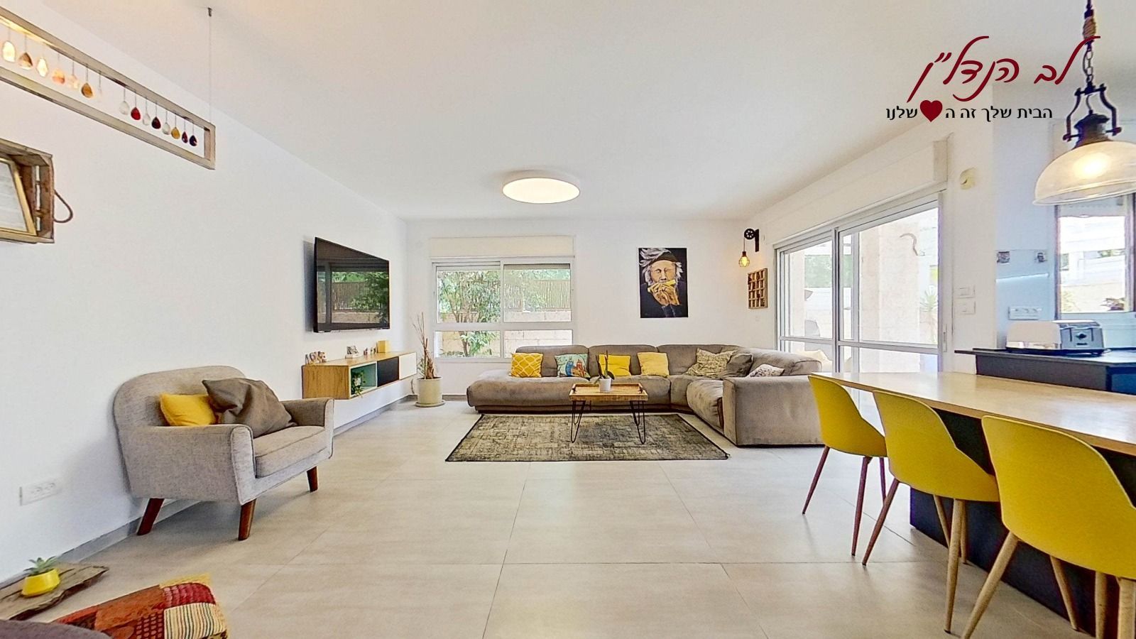 סלון עם ספה, כיסאות וטלוויזיה.