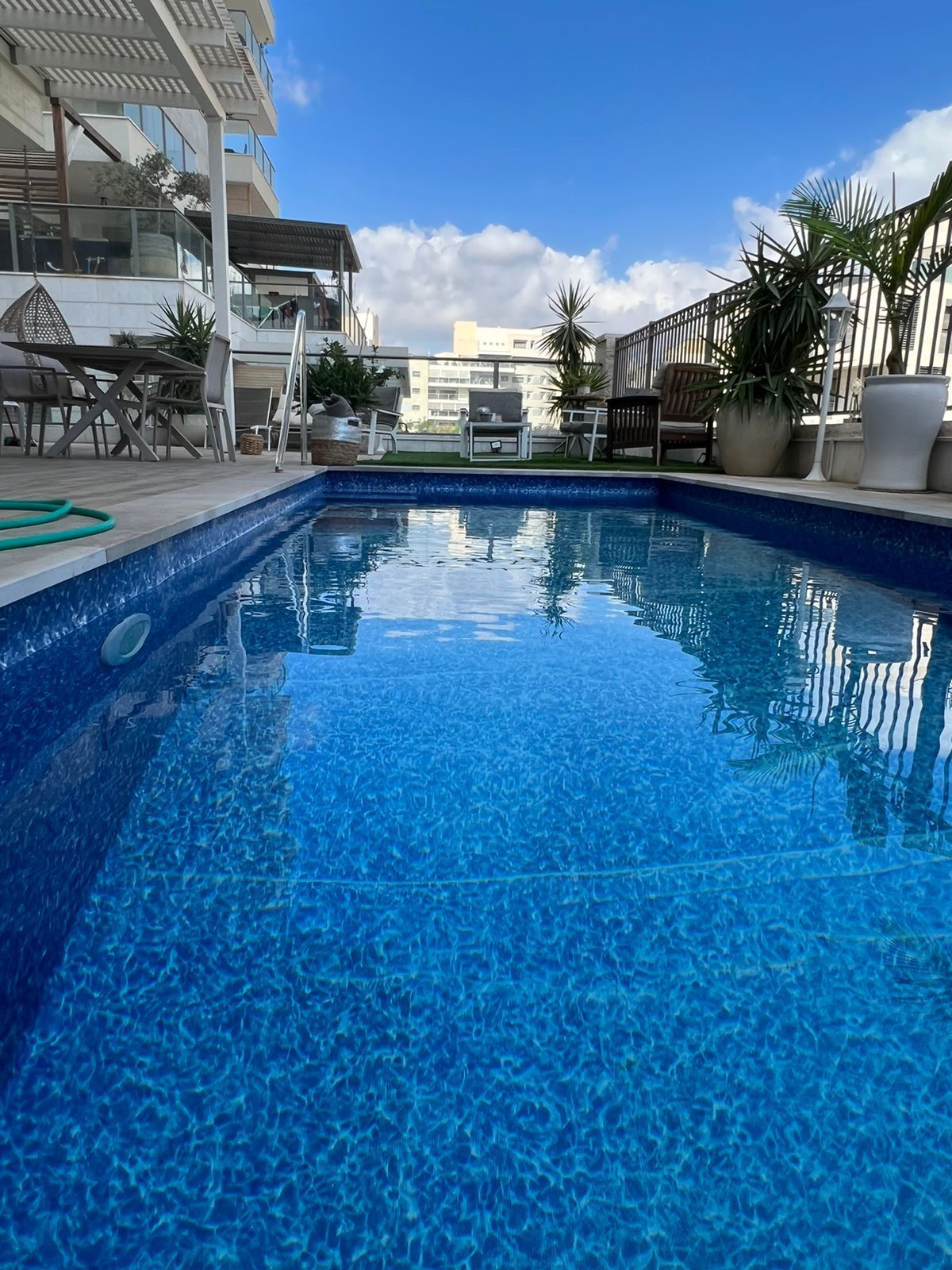 בריכת שחייה גדולה עם שמיים כחולים ברקע