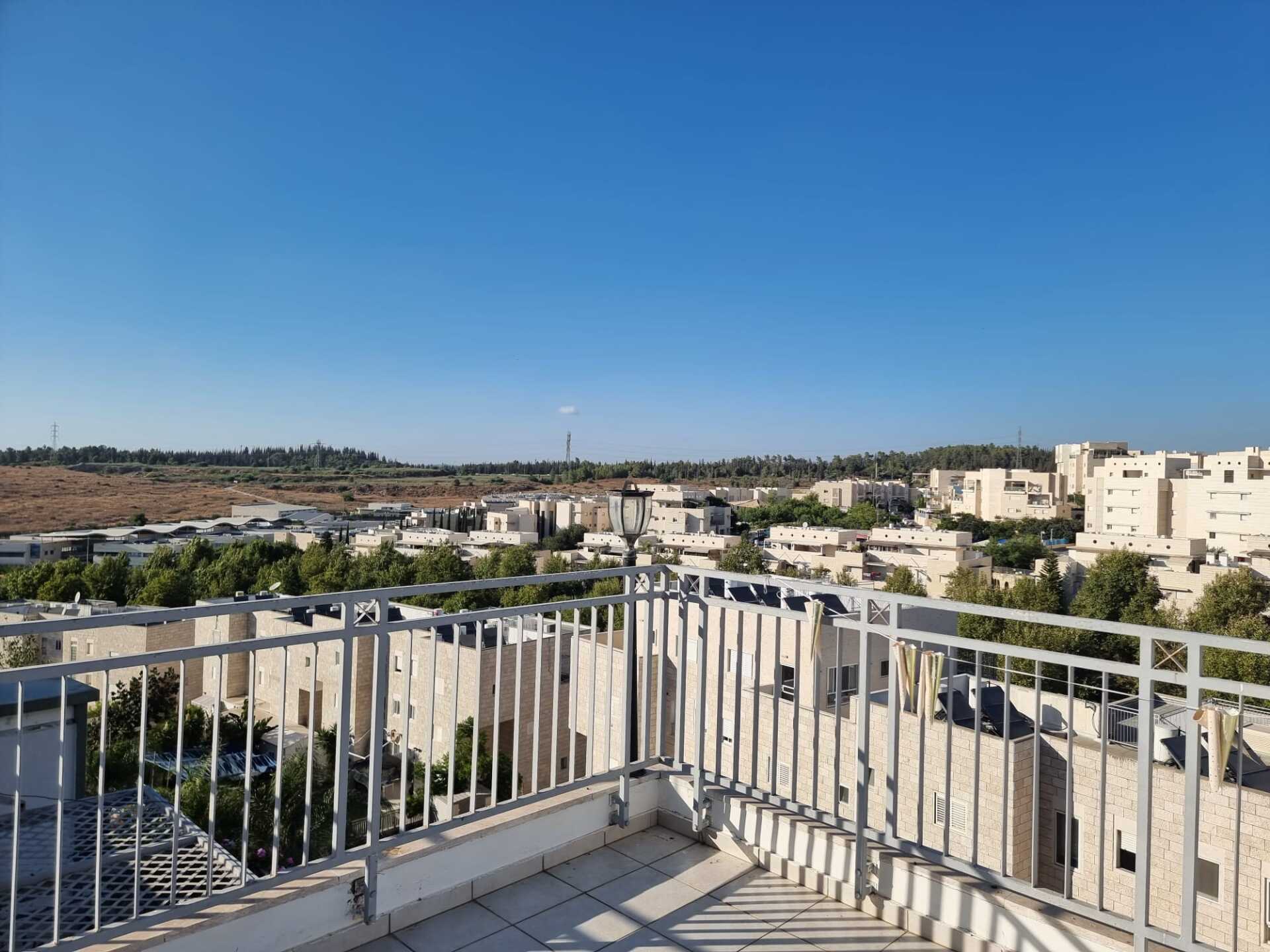 יש מרפסת עם נוף לעיר.