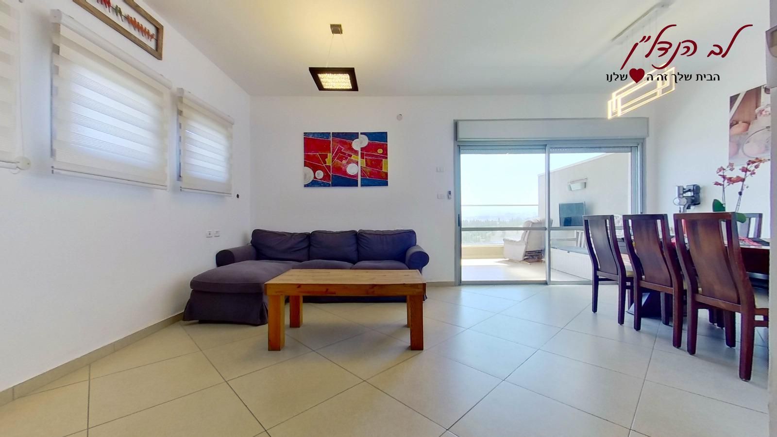 סלון עם ספה, שולחן וכיסאות