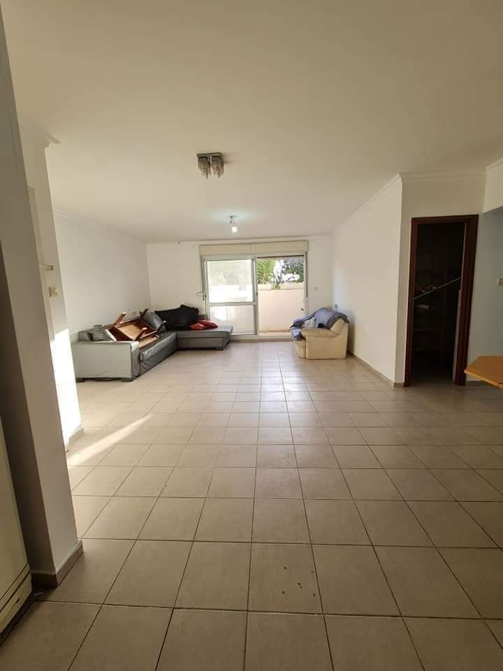 סלון עם ספה וכיסא בתוכו.