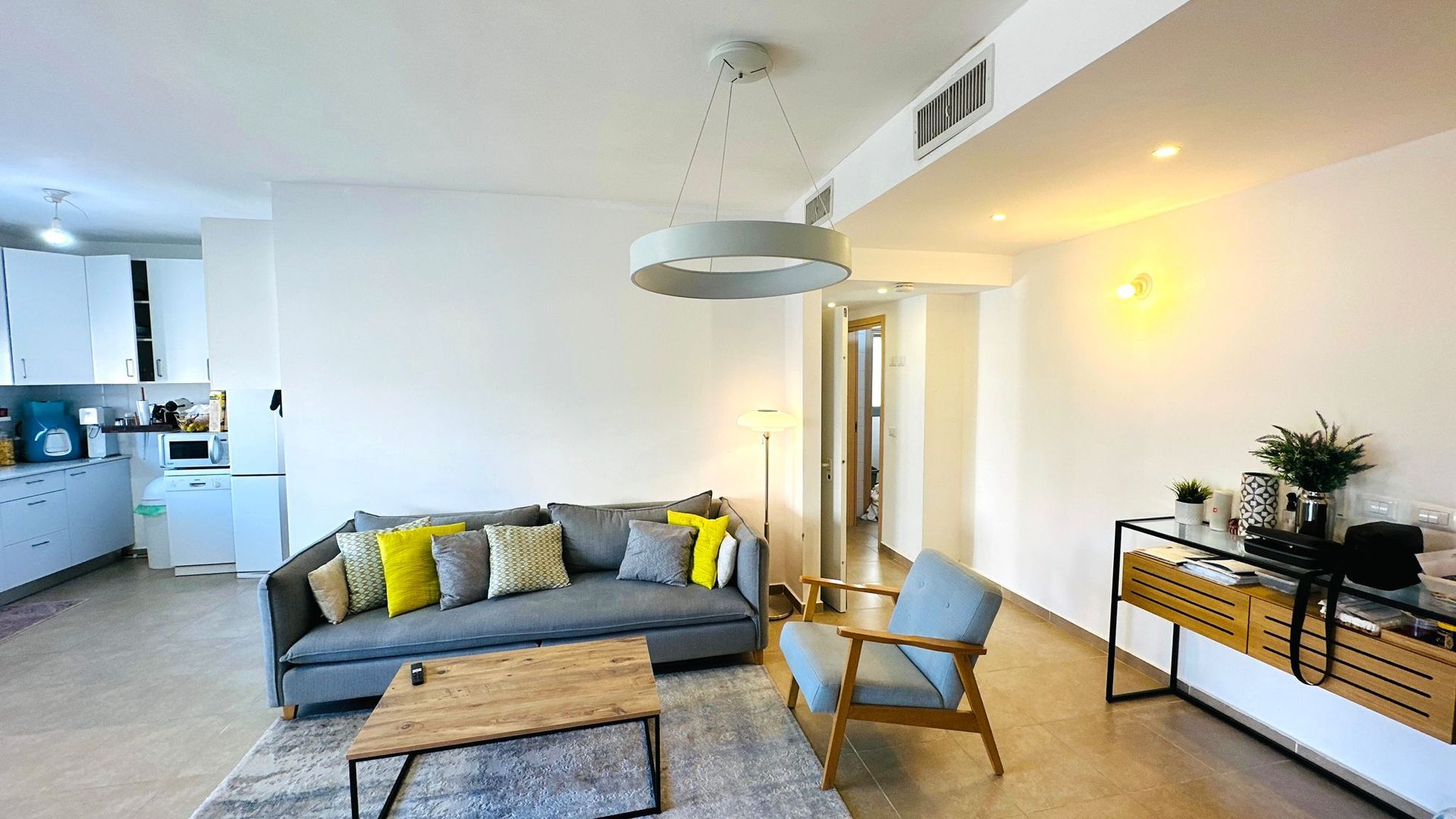 סלון עם ספה, כיסא ושולחן קפה.