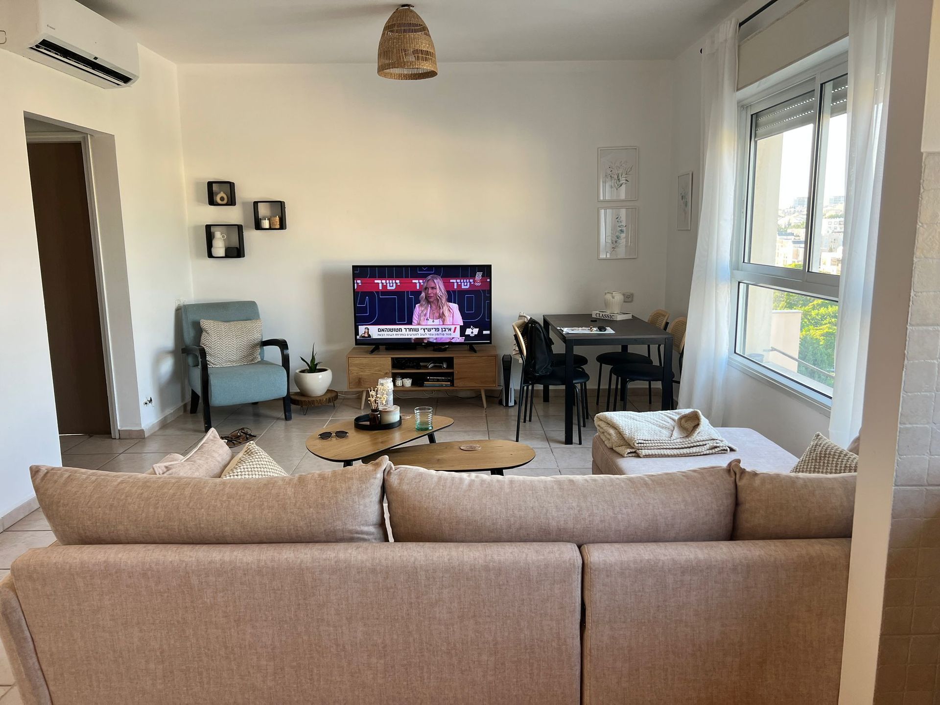 סלון עם ספה, כיסא, שולחן וטלוויזיה.