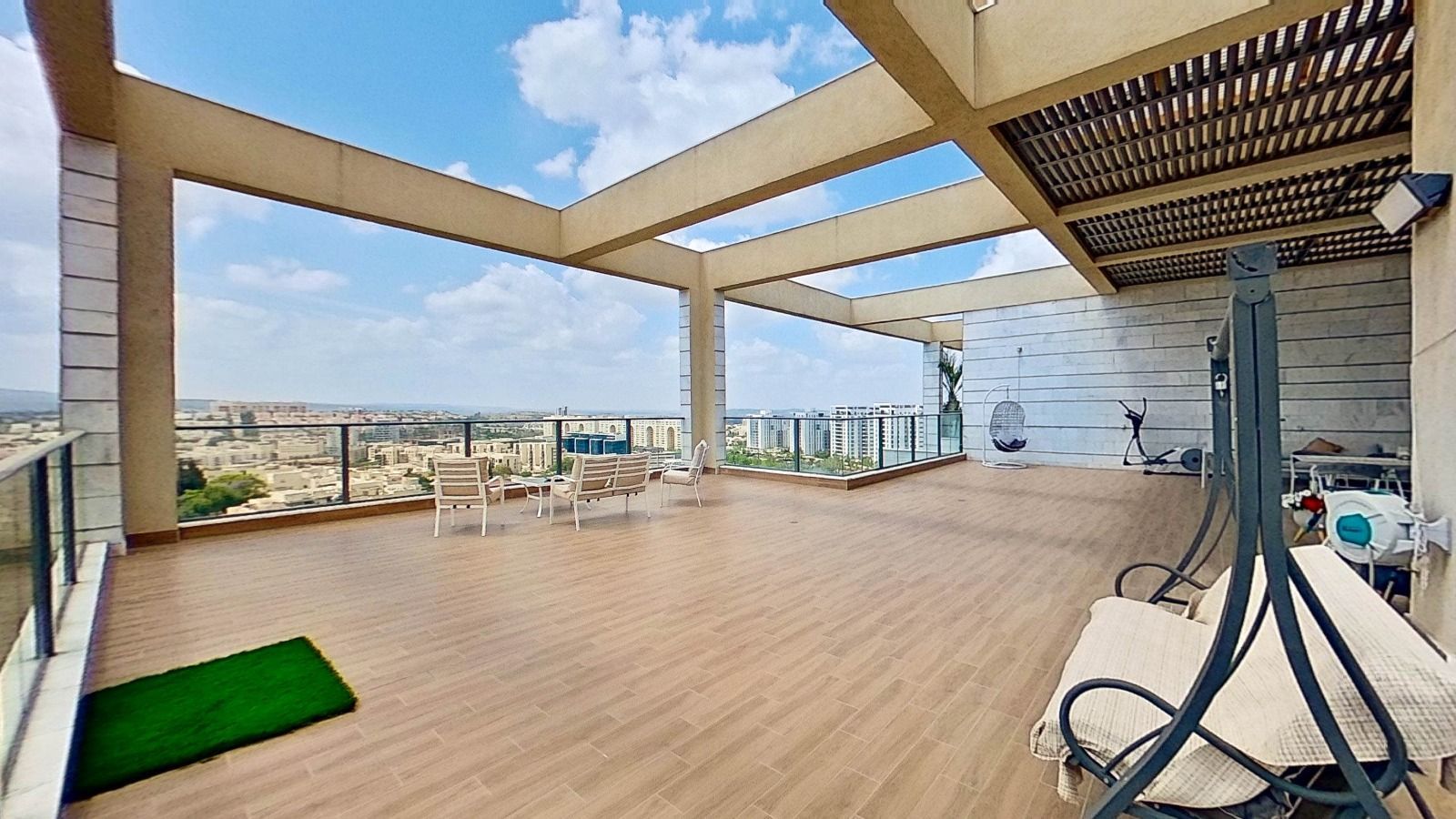 יש נדנדה על הסיפון של בניין.