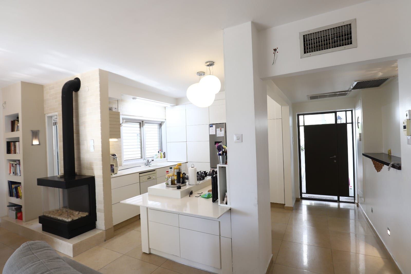 יש אח באמצע החדר במטבח.