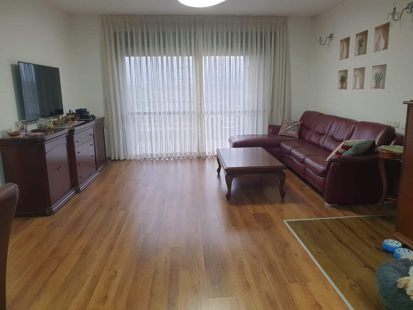 סלון עם ספה, שולחן קפה וטלוויזיה.