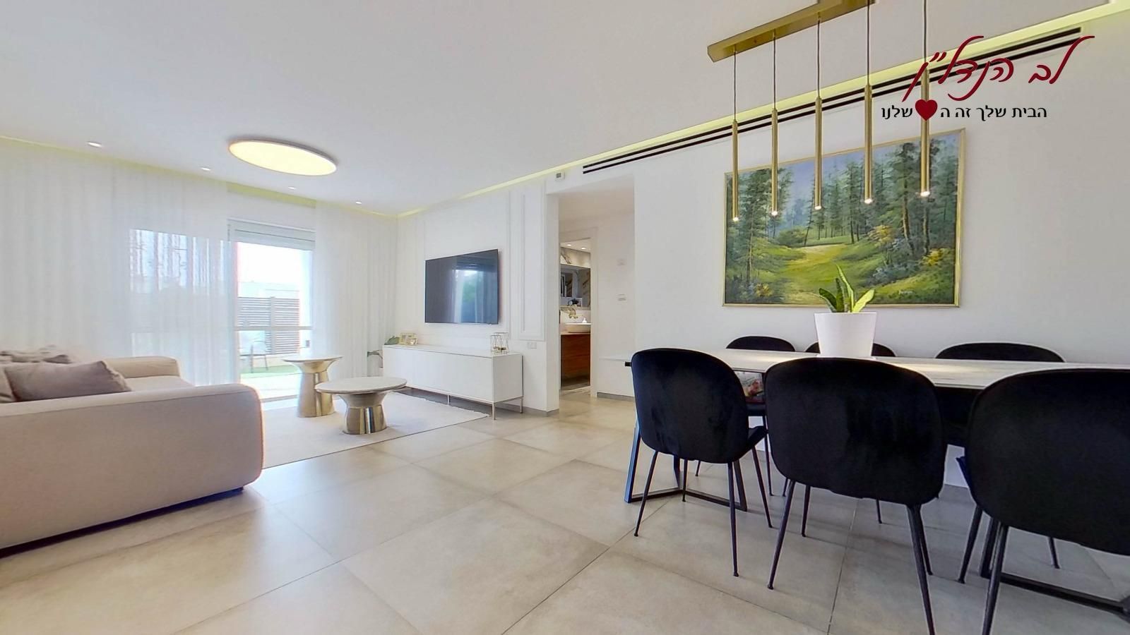 סלון עם שולחן אוכל וכיסאות וציור על הקיר.