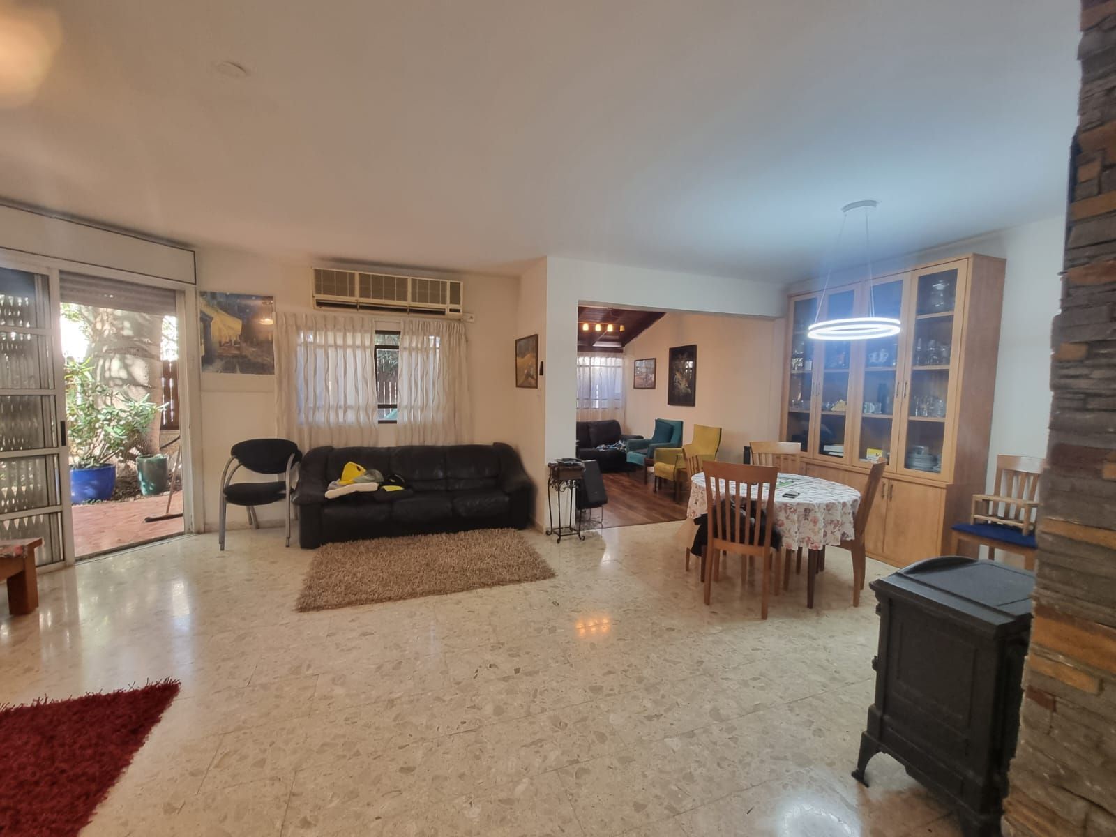 סלון עם ספה, כיסאות, שולחן ואח.