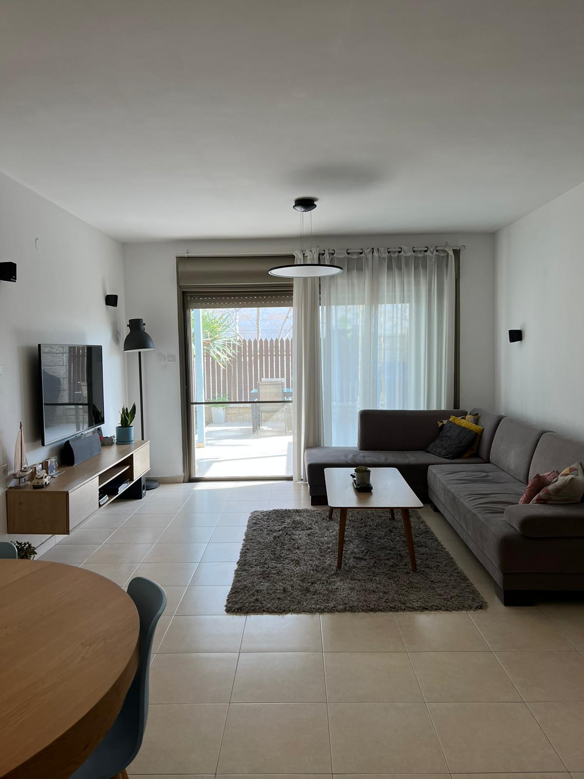 סלון עם ספה, שולחן וטלוויזיה.