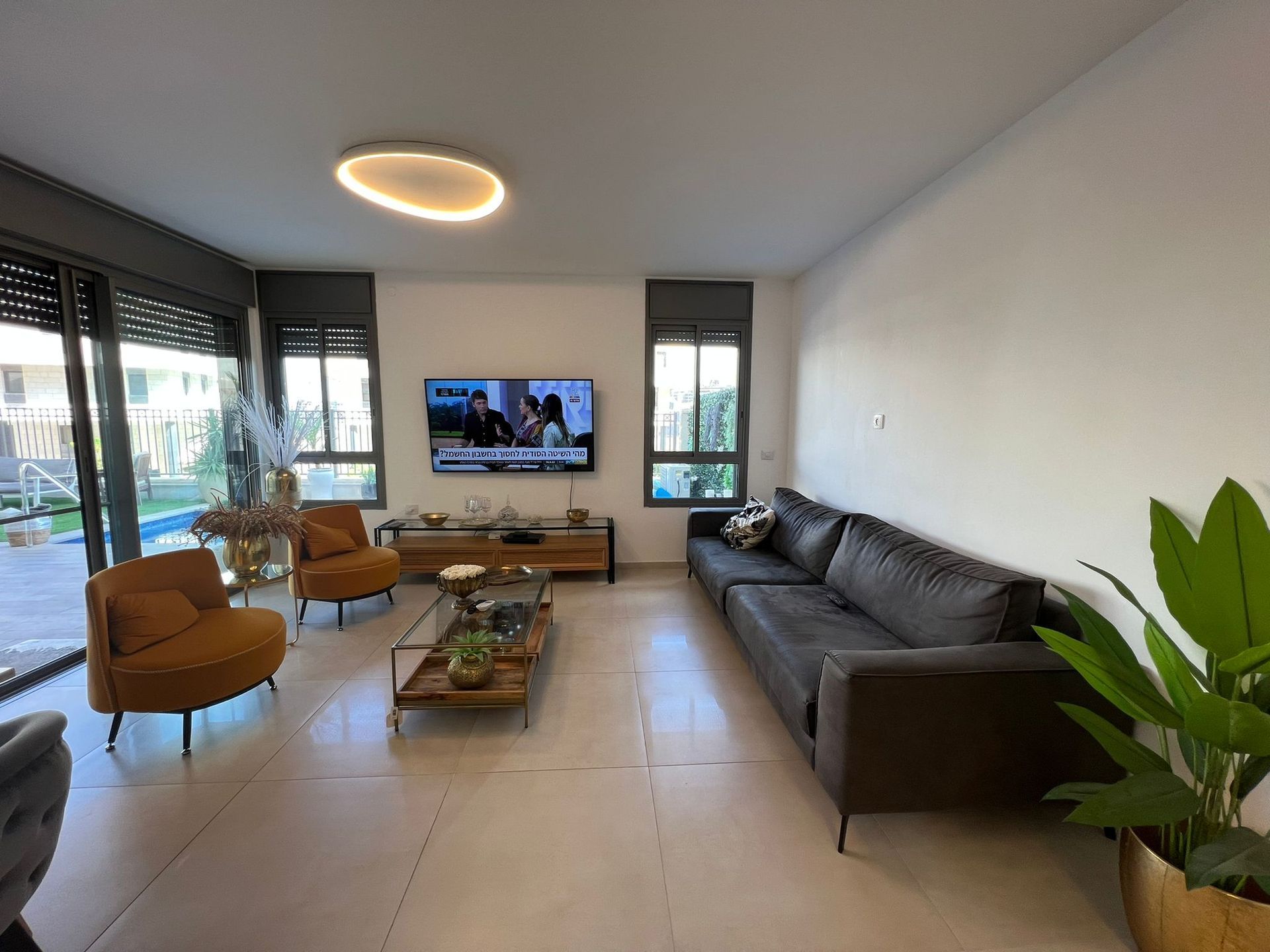 סלון מלא ברהיטים וטלוויזיה בעלת מסך שטוח.