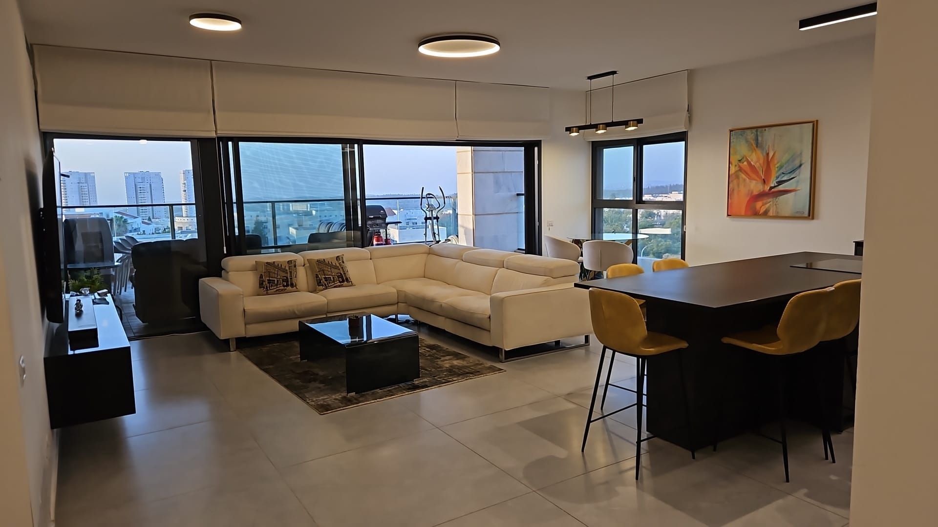 סלון עם ספת חלק גדול ושולחן