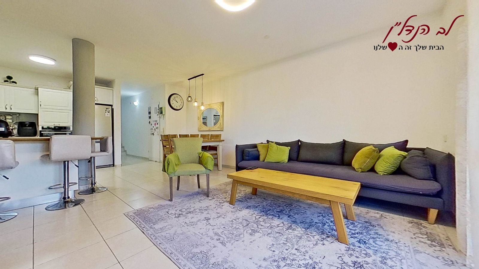 סלון עם ספה, כיסא, שולחן קפה ושטיח.