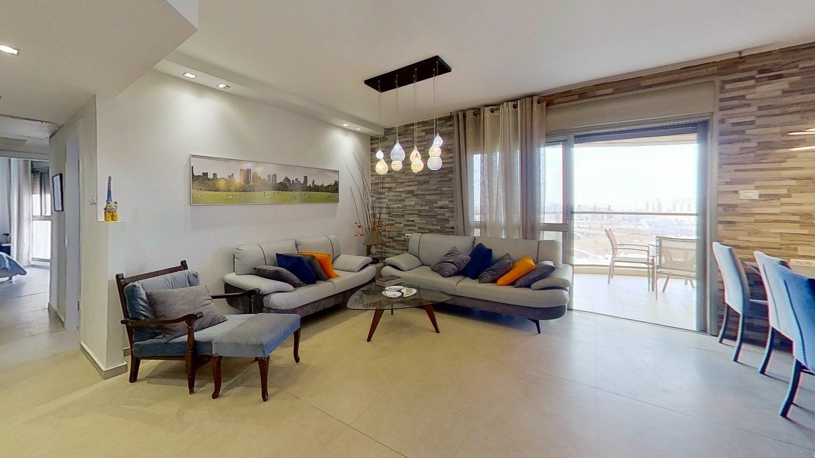 סלון עם ספה, כיסאות ושולחן.