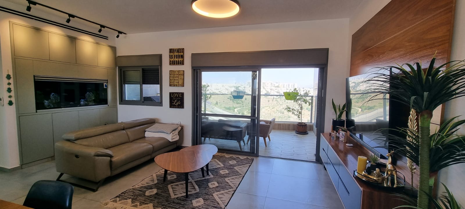 סלון עם ספה, שולחן וטלוויזיה.