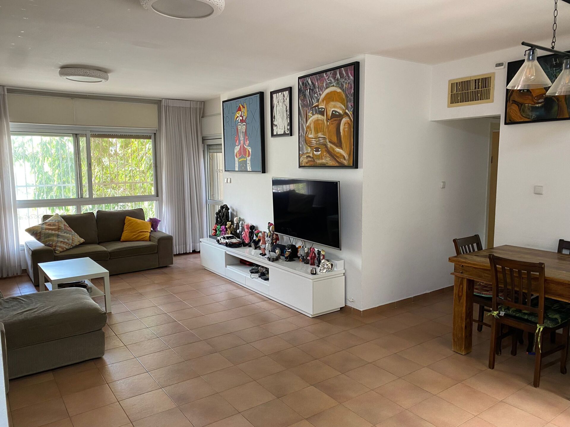 סלון עם ספה, שולחן וטלוויזיה.