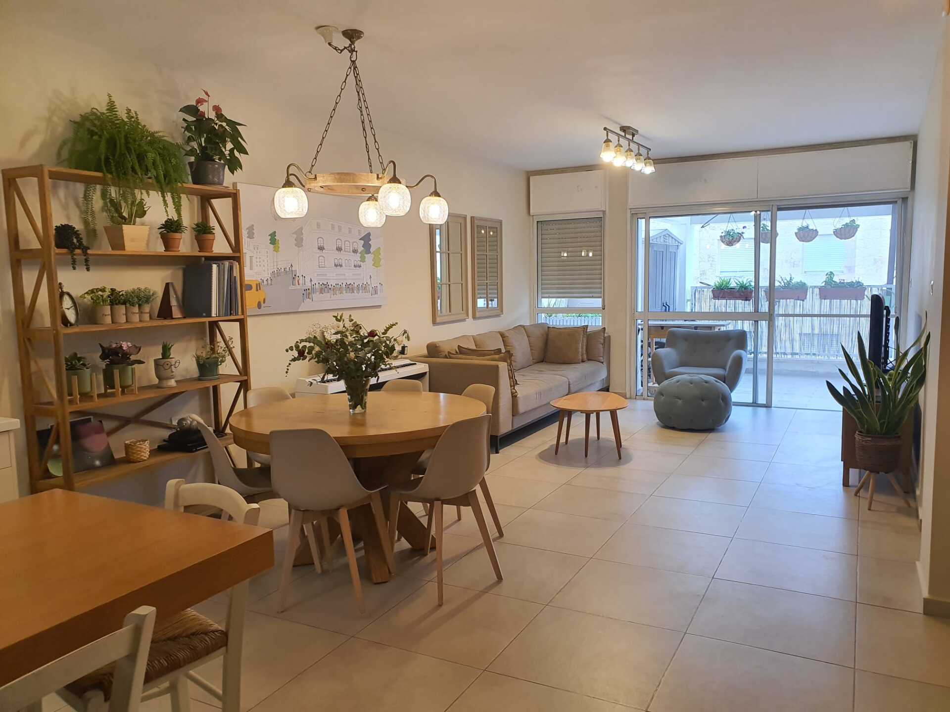 סלון עם שולחן וכיסאות וספה.