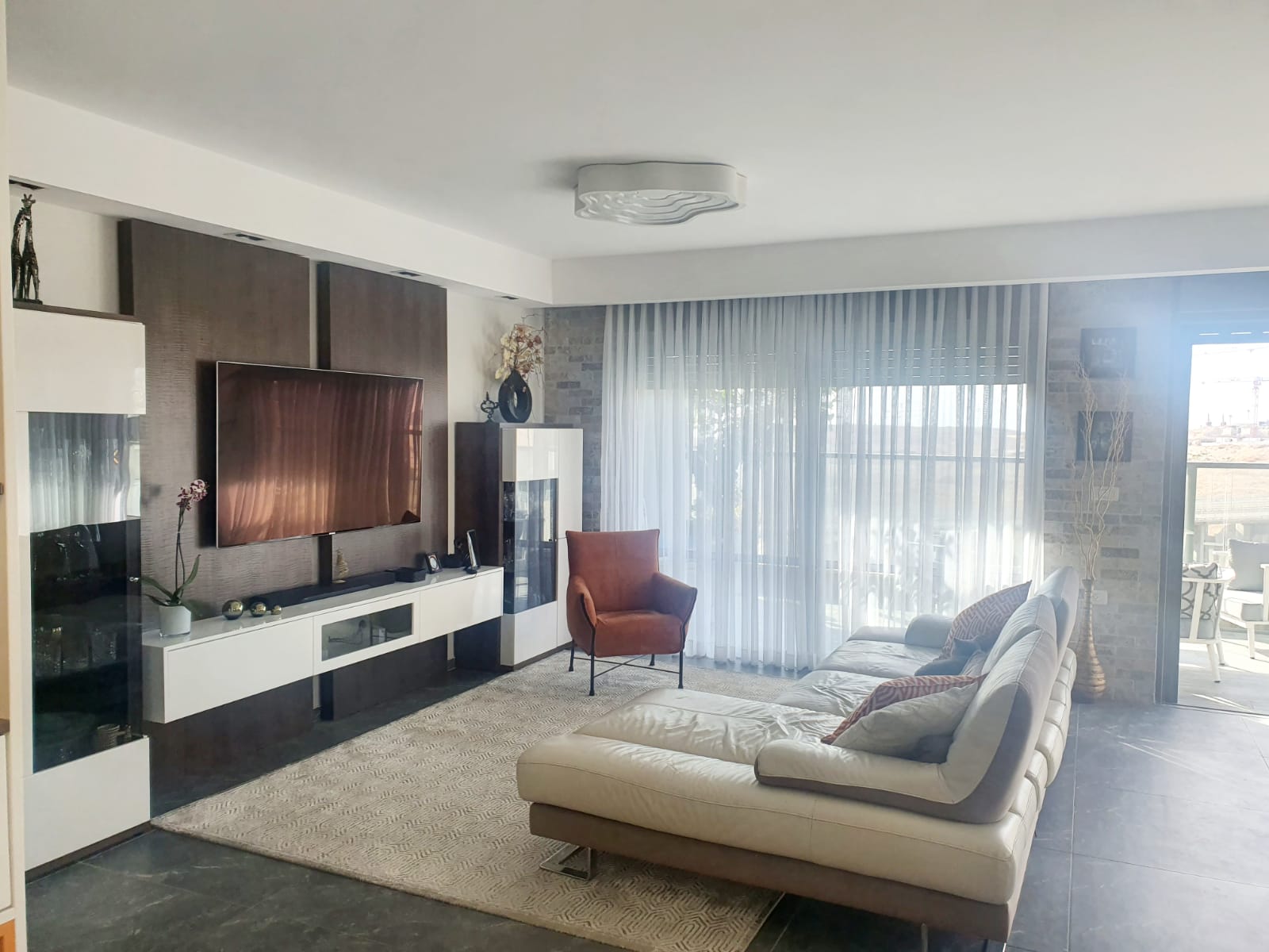 סלון מלא ברהיטים וטלוויזיה בעלת מסך שטוח.