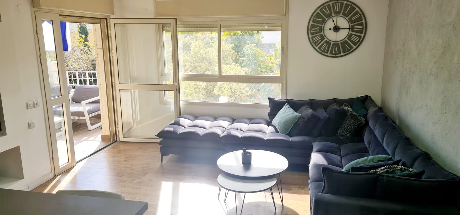 סלון עם ספה ושעון על הקיר.