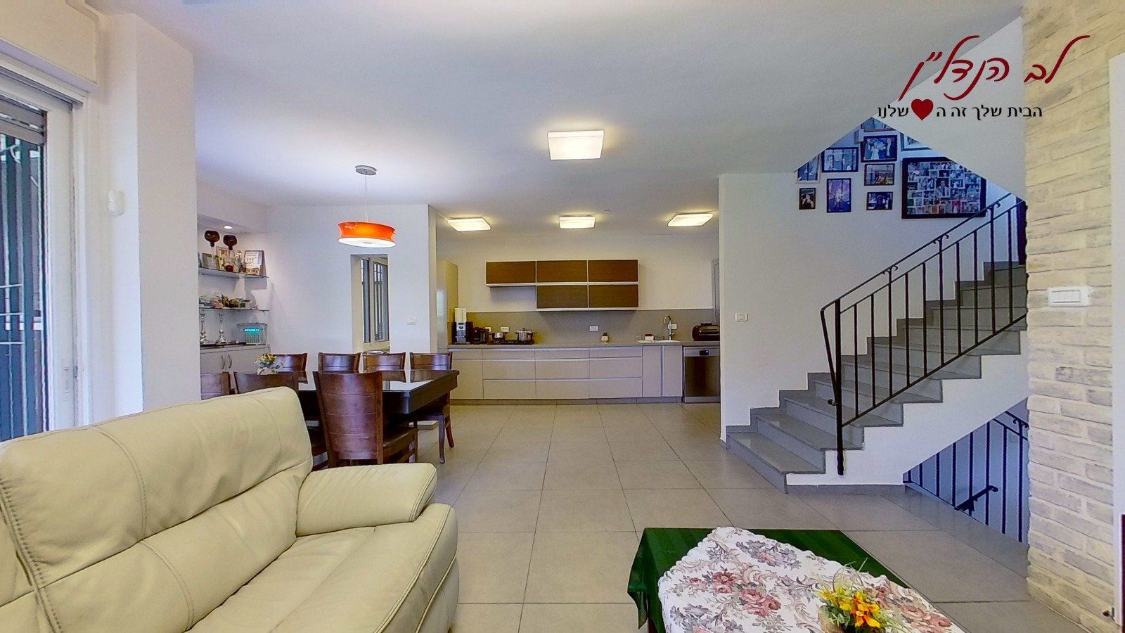 סלון עם ספה, שולחן ומדרגות.