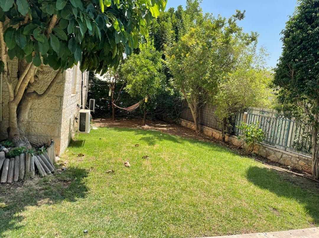 יש ערסל בחצר האחורית של בית.