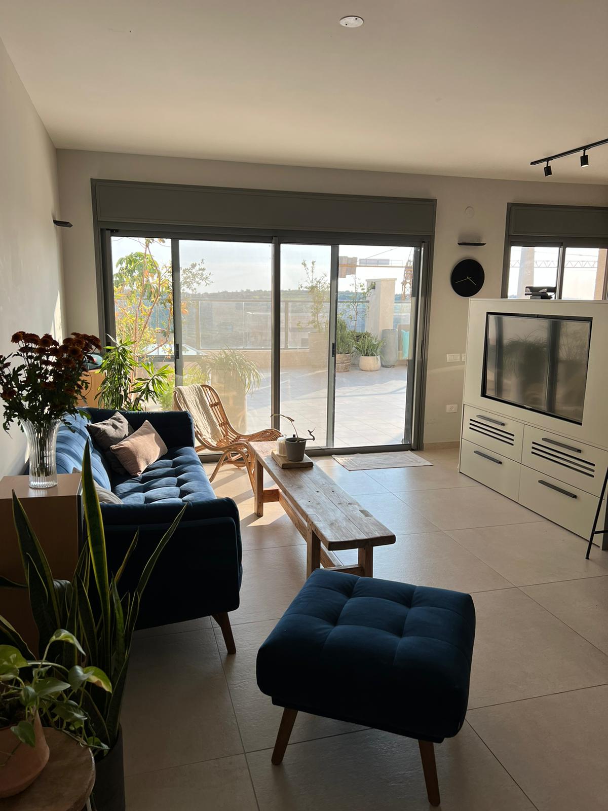 סלון עם ספה, עות'מאנית, שולחן קפה וטלוויזיה.