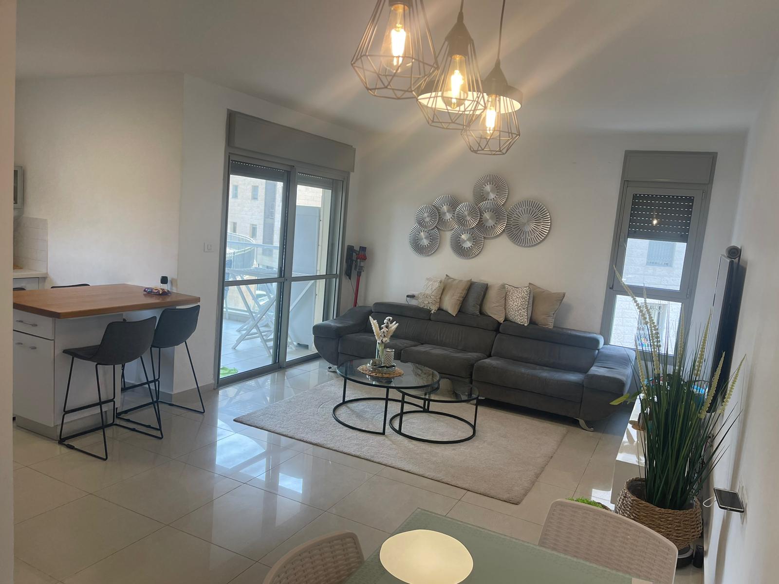 סלון עם ספה, שולחן וכיסאות.