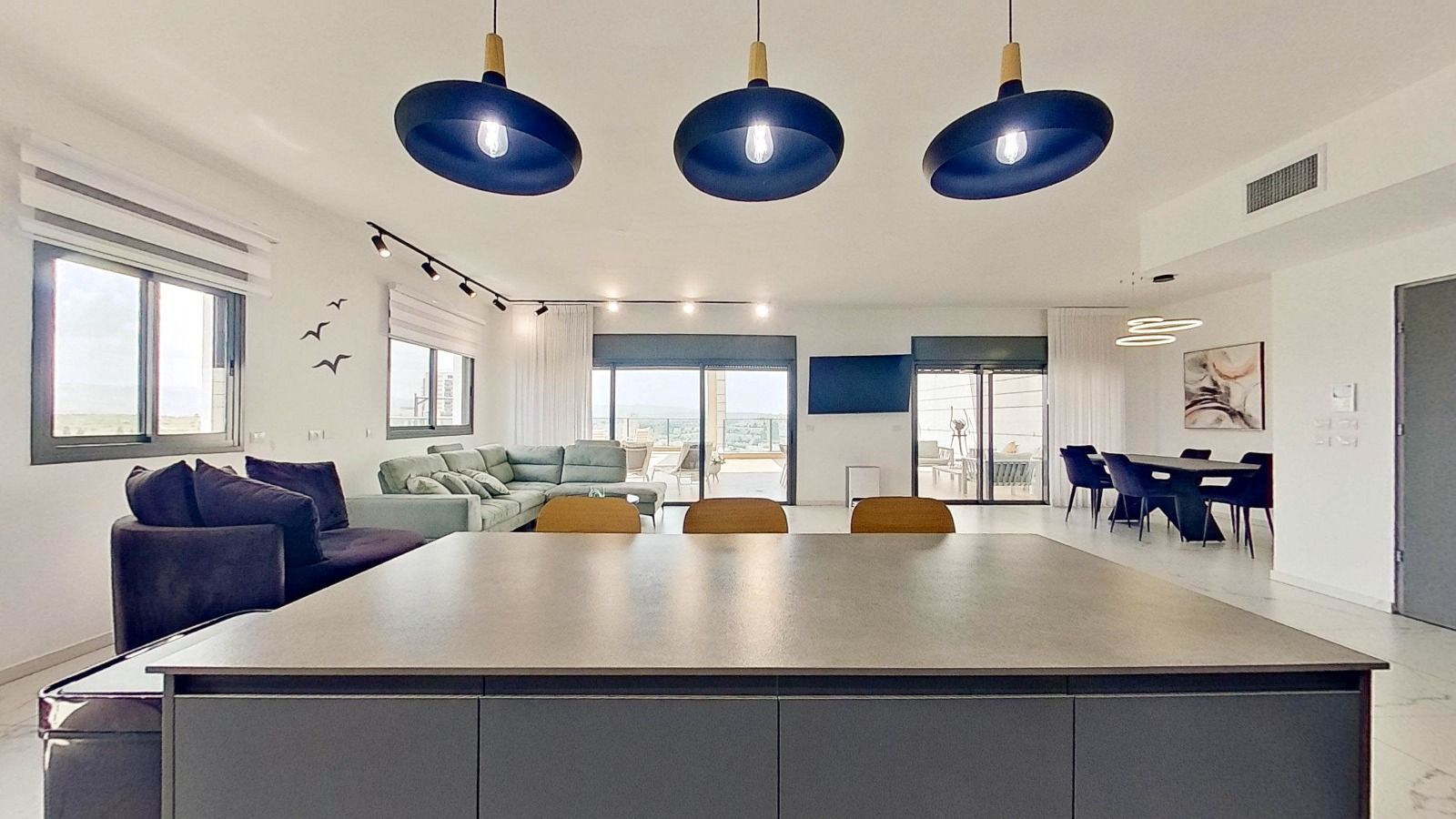 יש אי גדול באמצע החדר.