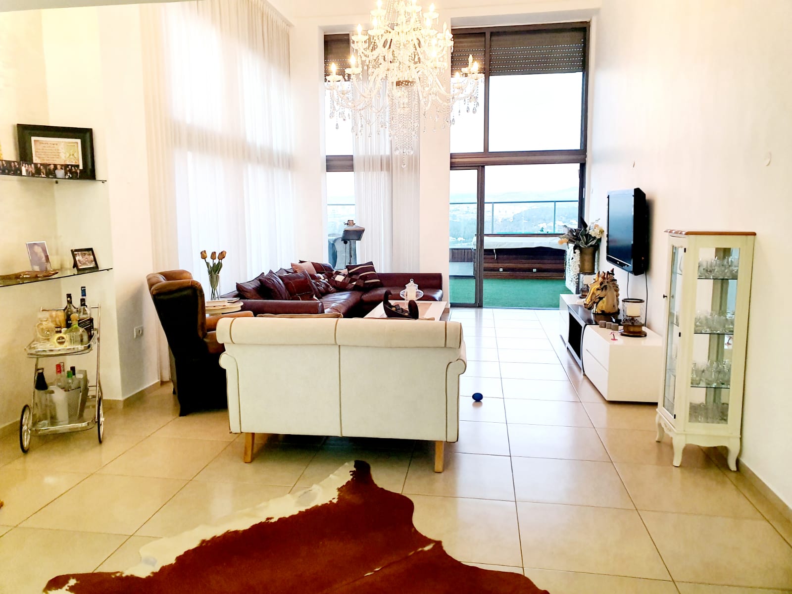 סלון עם ספה ושטיח על הרצפה